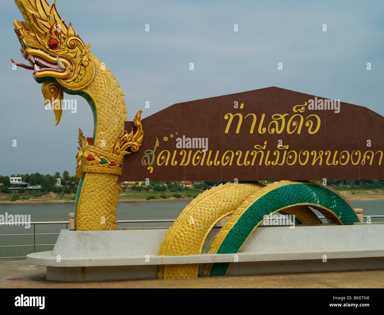 Nong Khai Naga-Statue an der Fluss Mekong-Thailand-Laos-Grenze. Stockfoto