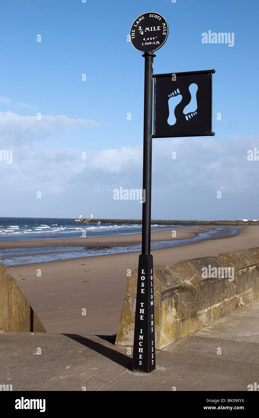 Ayr-Strand und Meer mit dem Leuchtturm in der Ferne, Ayrshire, Schottland Stockfoto