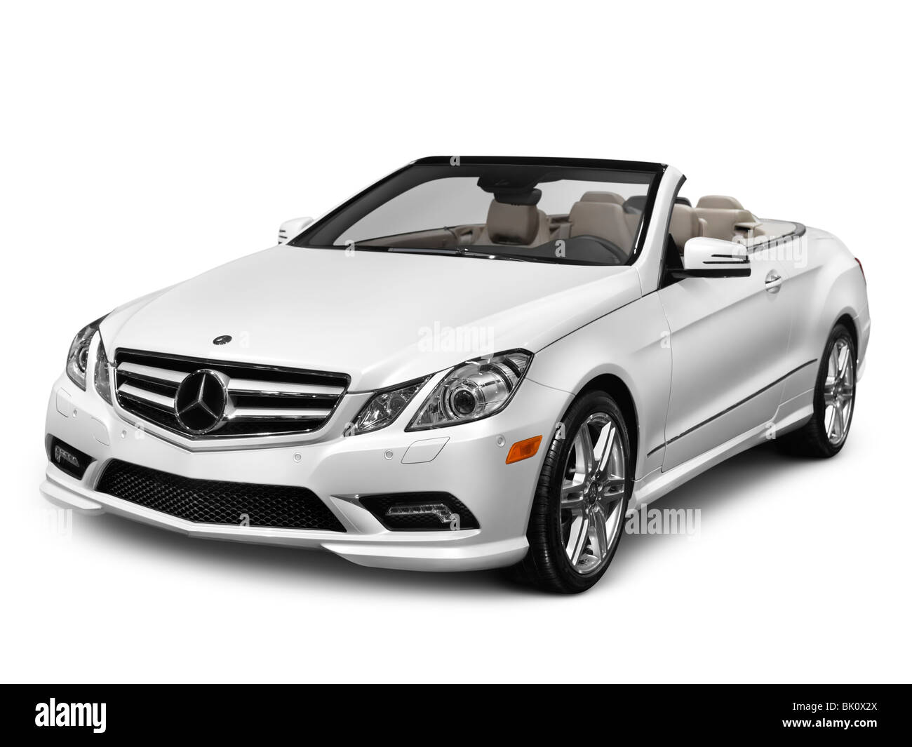 Führerschein erhältlich unter MaximImages.com - Weißer Mercedes-Benz E-Klasse Cabriolet-Luxuswagen der Klasse 2011, isoliert auf weißem Hintergrund mit Clipping-Pfad Stockfoto