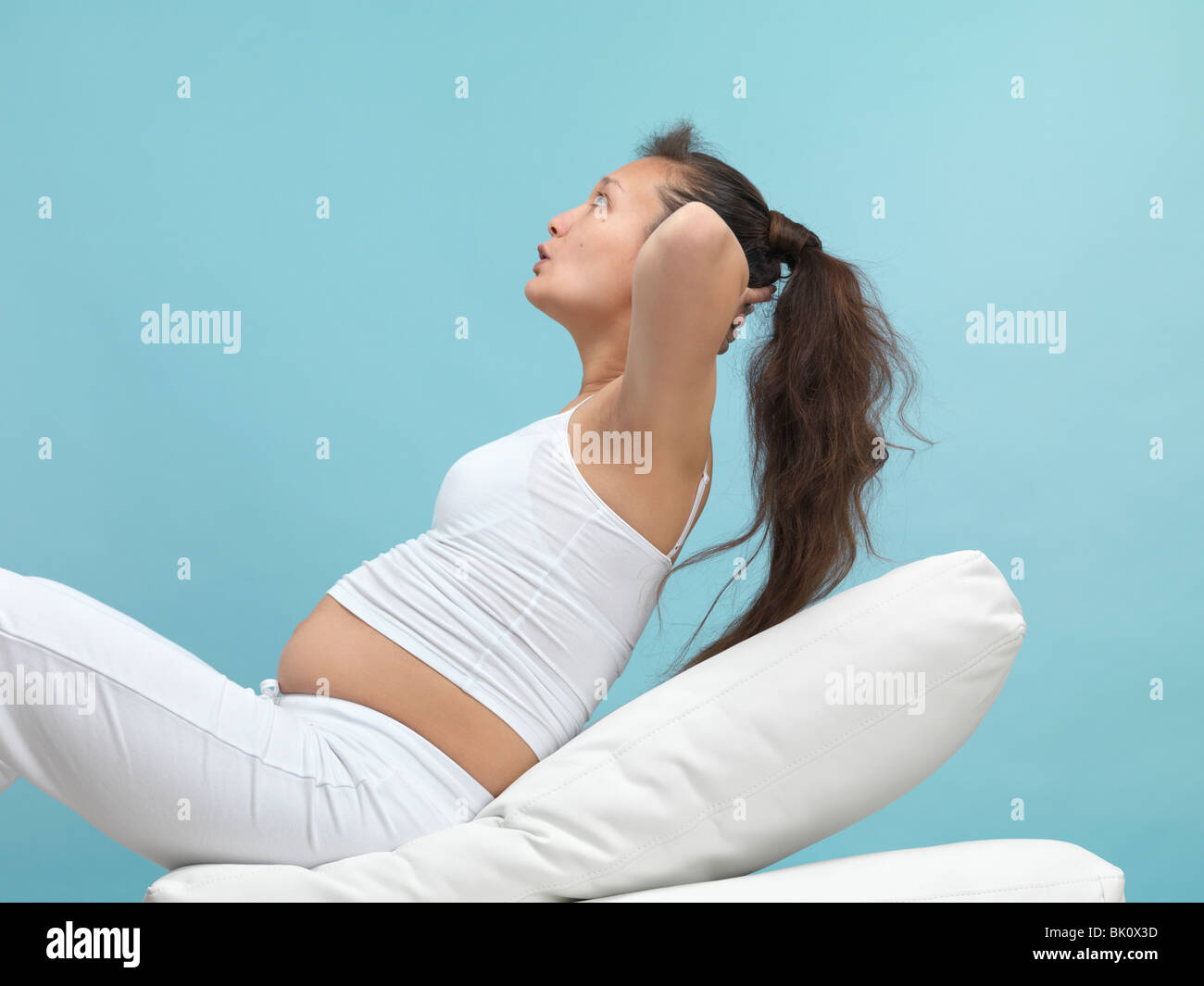 Schwangere junge Frau Ausübung knirscht tun. Stockfoto