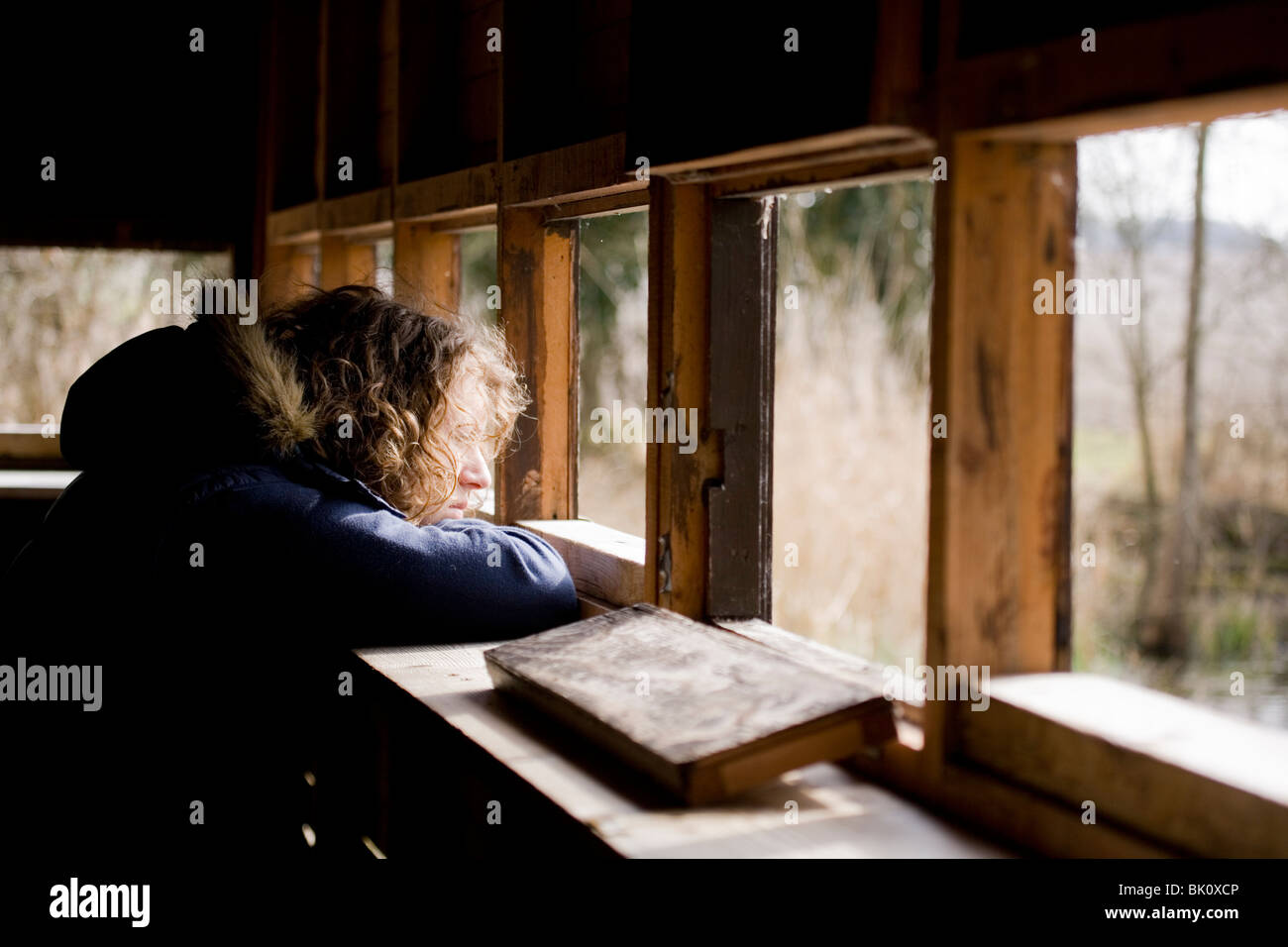 Erholung-Single-Frauen in verstecken Vogelbeobachtung UK Stockfoto