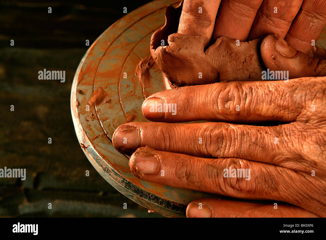 Töpferei Craftmanship roten Lehm Potter Hände Arbeit Finger closeup Stockfoto