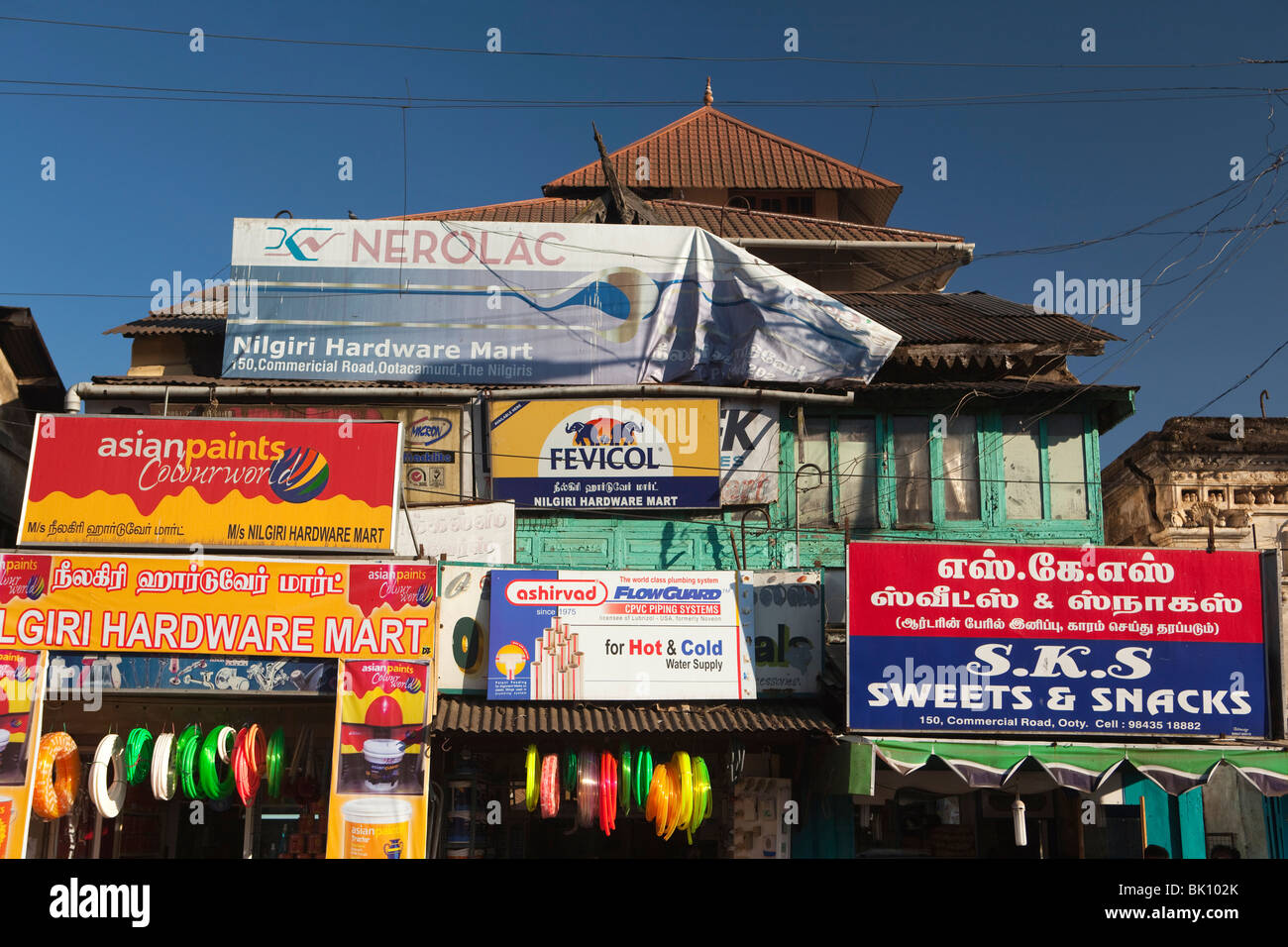 Indien, Tamil Nadu, Udhagamandalam (Ooty), Schilder, Werbung von kleinen lokalen Unternehmen Stockfoto