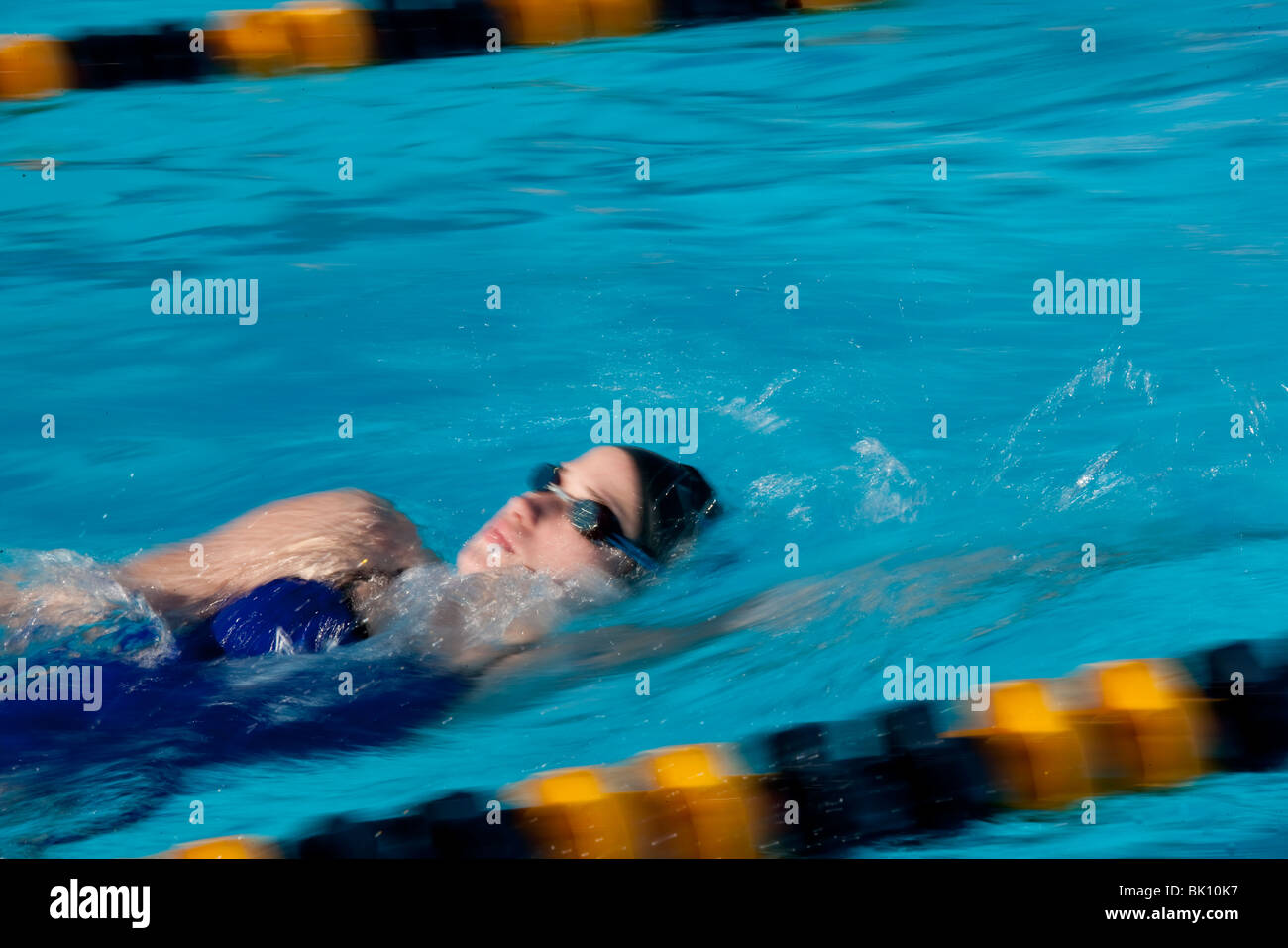 Weibliche Badegäste konkurrieren in der Orange Bowl klassischen schwimmen gerecht zu werden, 2010, Jacobs Aquatic Center, Key Largo, Florida Stockfoto
