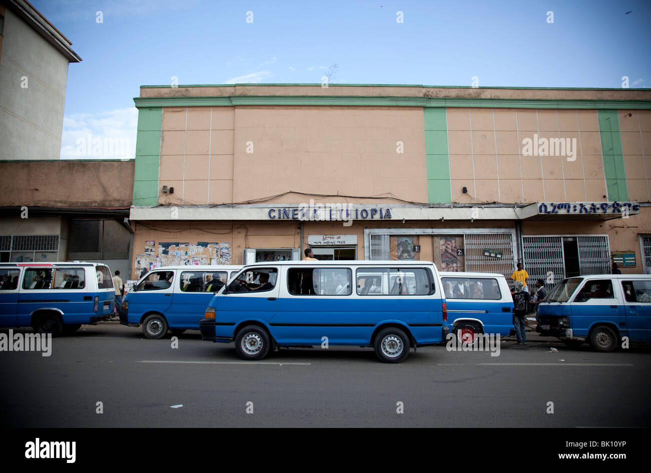 Piazza Bereich Kino mit dem Taxi Busse, Addis Ababa, Äthiopien Stockfoto