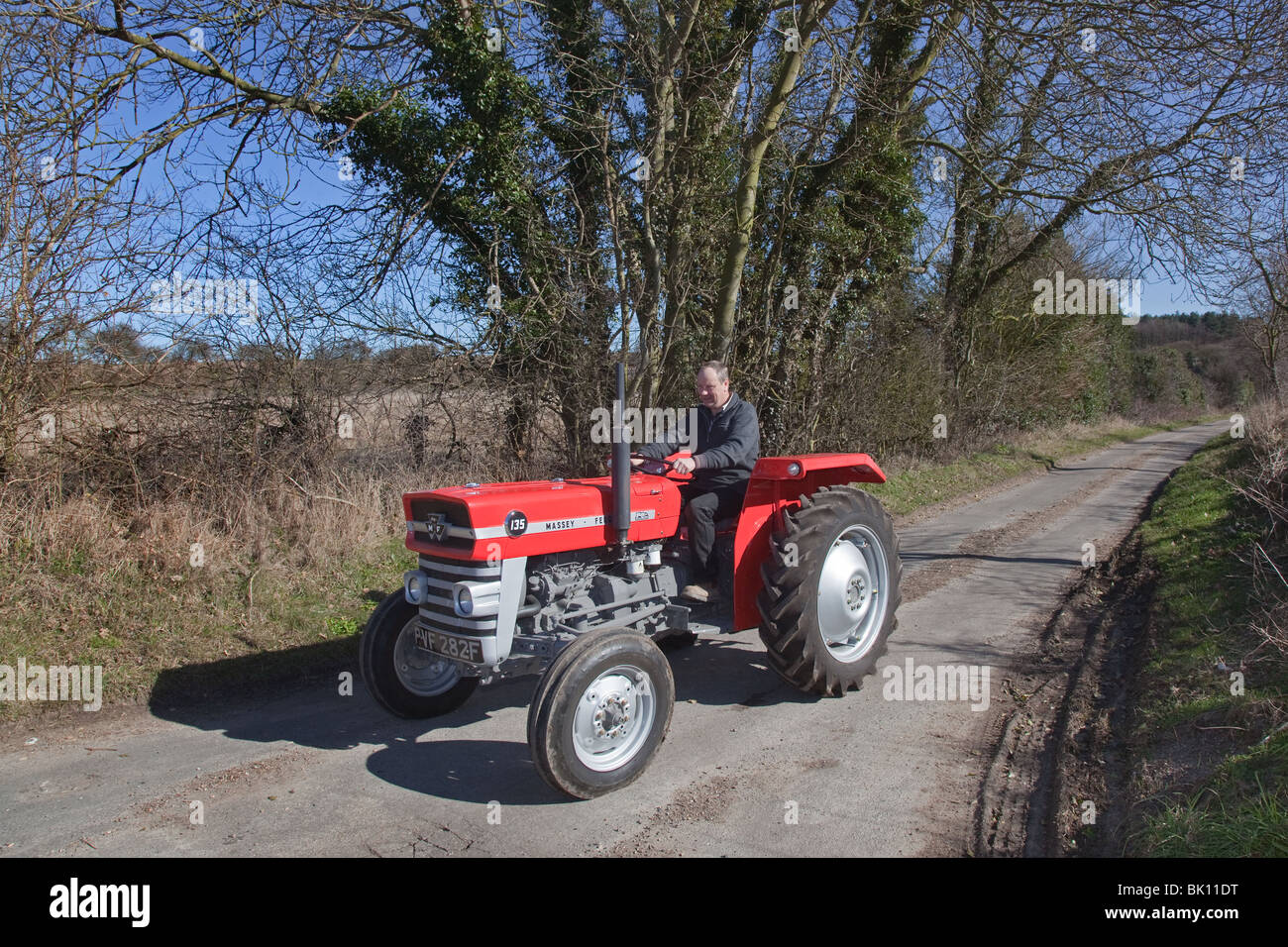 Massey Ferguson 135 1968 Modell läuft auf Feldweg Stockfoto