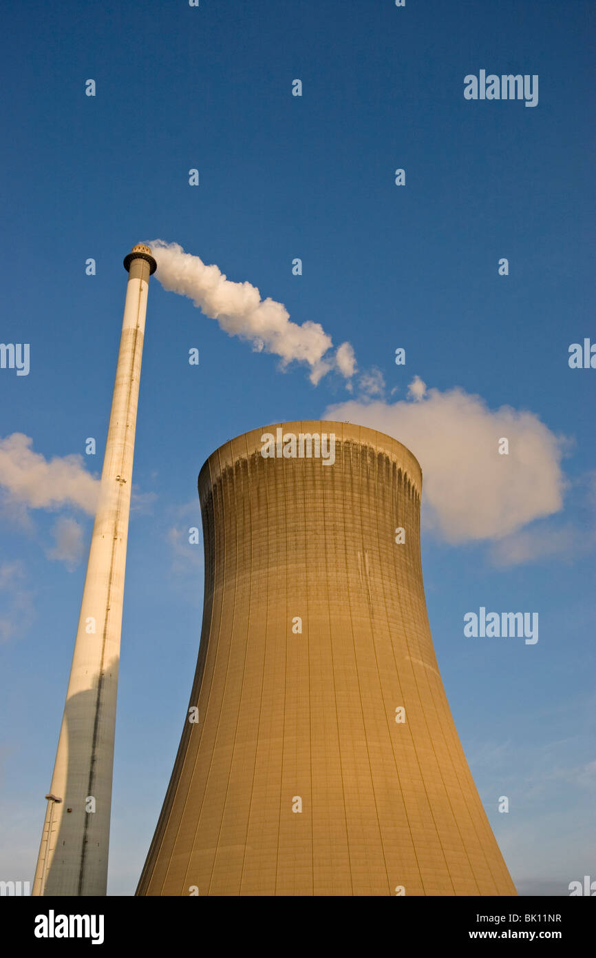 Raucher-Schornsteine aus dem Braunkohle-Kraftwerk Stockfoto