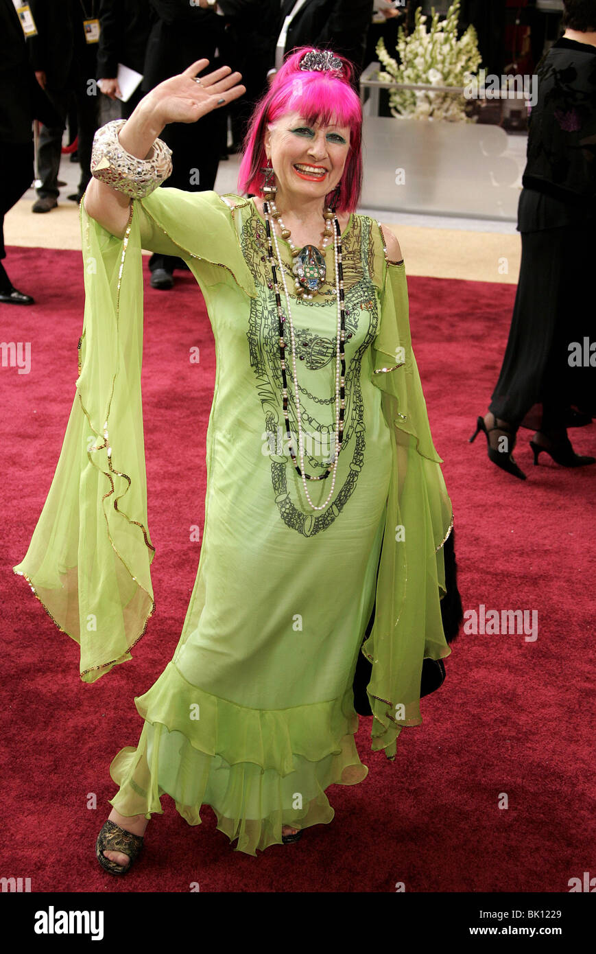 ZANDRA RHODES 78TH ACADEMY AWARDS KODAK THEATRE HOLLYWOOD LOS ANGELES USA 5. März 2006 Stockfoto