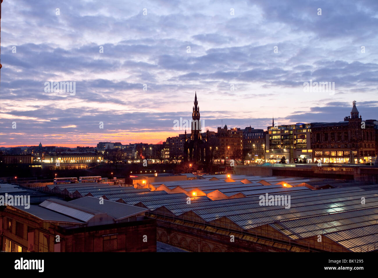 die untergehende Sonne über der Waverley Station im Zentrum von Edinburgh Stockfoto