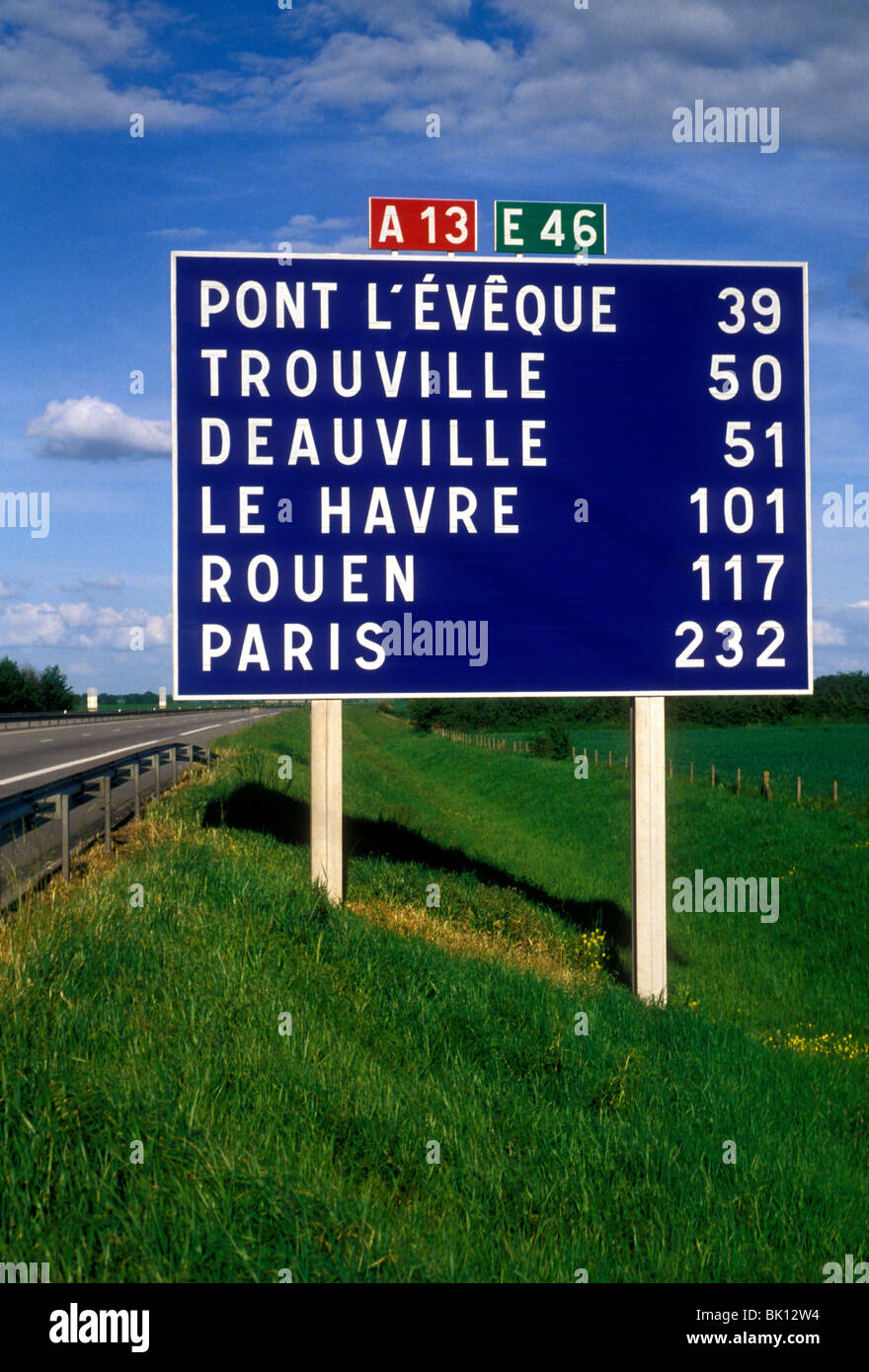 Zeichen, Entfernung in Kilometern Autobahn A13, in der Nähe von Stadt von Caen, Basse-Normandie, Frankreich Stockfoto
