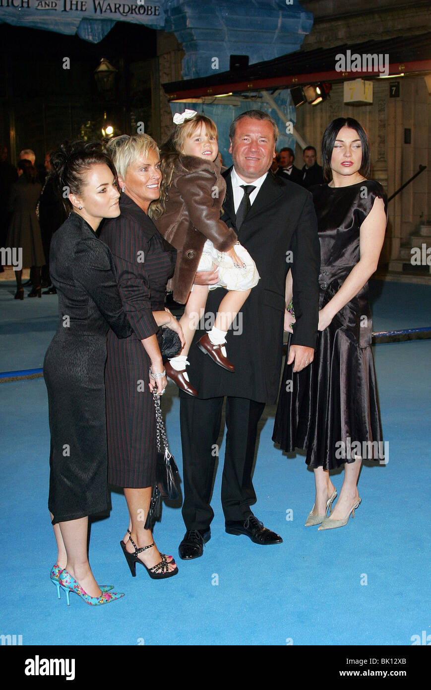 RAY WINSTONE & Familie die Chroniken von NARNIA FILM PREMIER ROYAL ALBERT HALL LONDON ENGLAND 7. Dezember 2005 Stockfoto