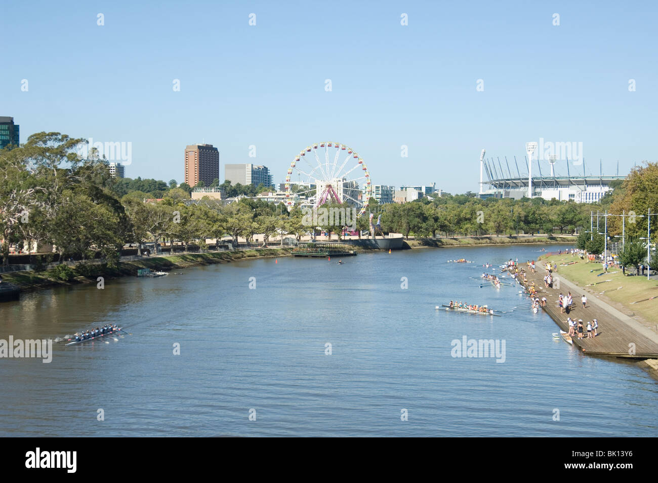 Der Yarra River in Melbourne mit Melbourne Cricket Ground und Jahrmarkt Riesenrad im Hintergrund Stockfoto