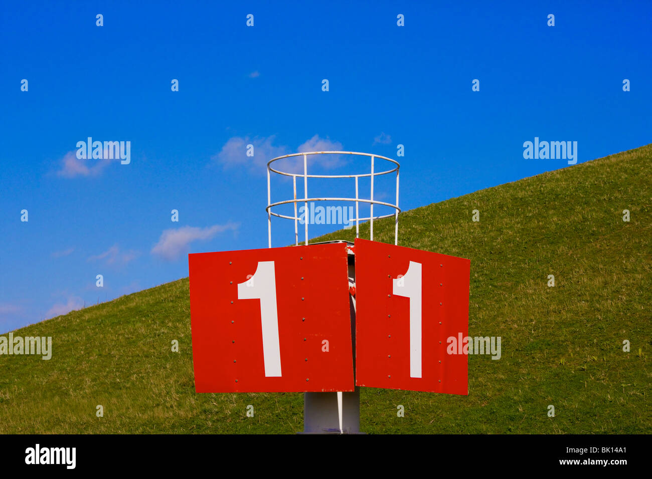 Eine große rote Zeichen mit der Nummer Nr. 1, eine vor einem Deich, Deich, Deich, in den Niederlanden. Bake, Wahrzeichen, nautische Zeichen. Stockfoto