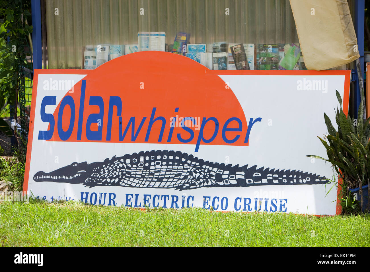 Solar powered Wildlife cruise auf dem Daintree River, Queensland, Australien. Stockfoto