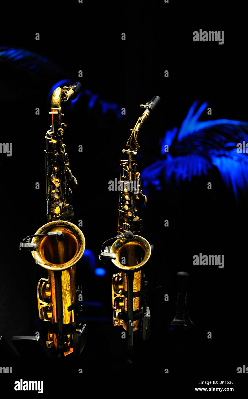 Saxophone auf einer Bühne Stockfoto