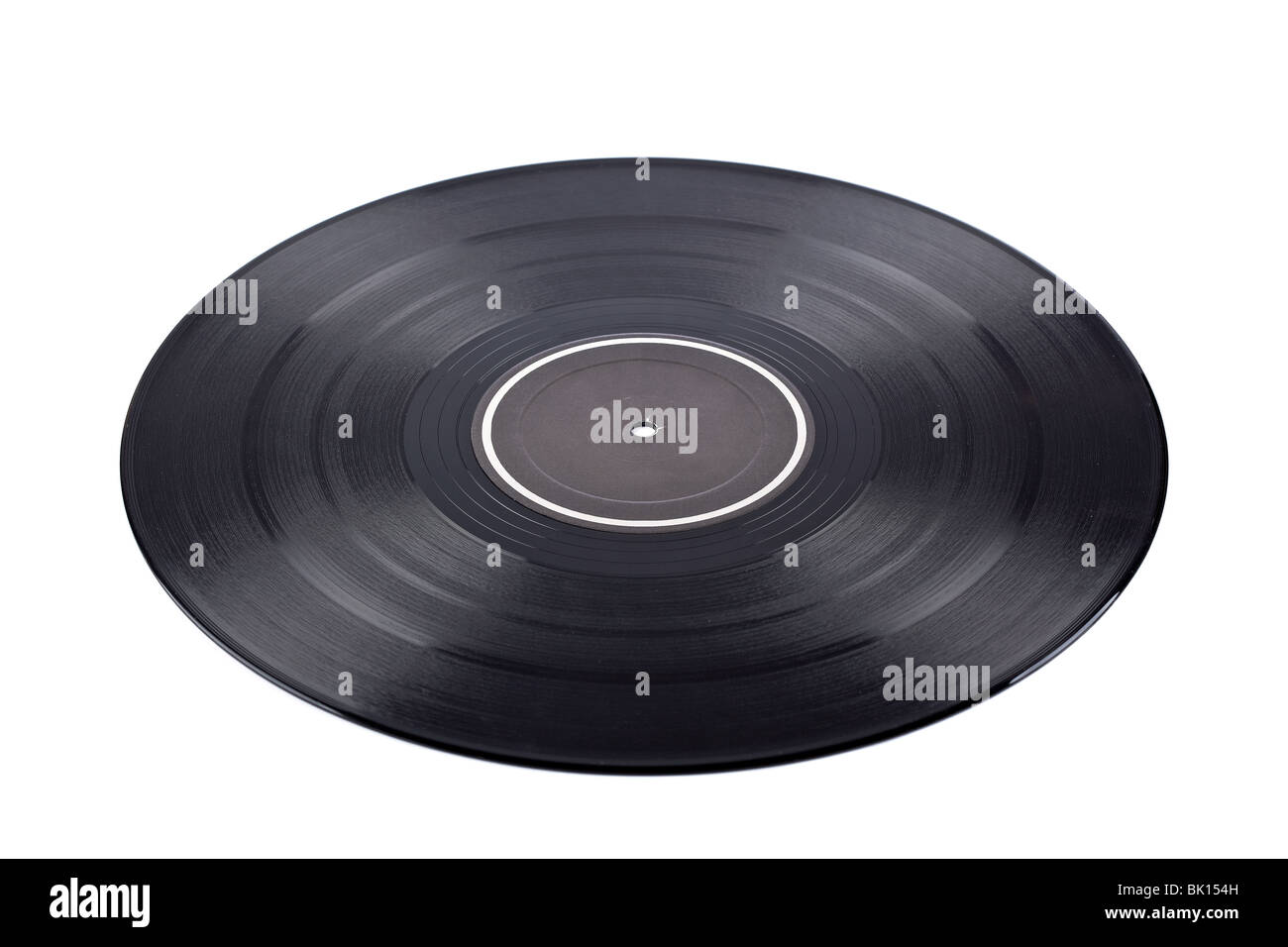 Staubige Vinyl-Platte mit schwarzem Etikett isoliert auf weißem Hintergrund. Geringe Schärfentiefe Stockfoto