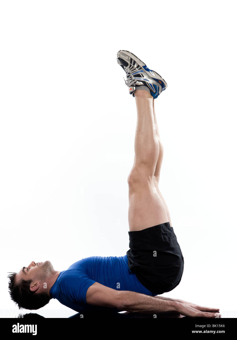 Mann tut Bauchmuskeln trainieren Körperhaltung auf isolierten weißen  Hintergrund. Brücke Hip Höhen Stockfotografie - Alamy