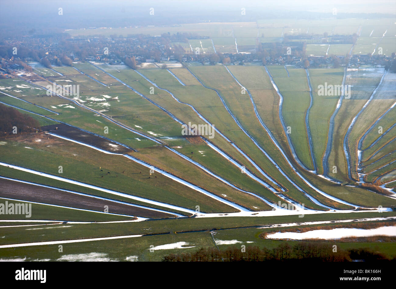 System von Gräben, die Wasser aus dem Polder in der Nähe von Loosdrecht entfernen Stockfoto