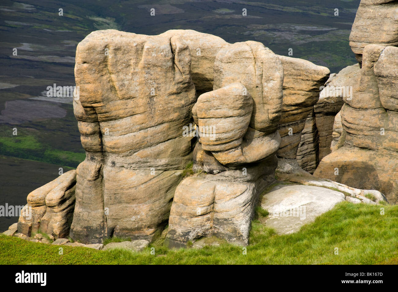 Vom Wind geformter Mühlstein Gesteinsausbiss auf Kinder Scout, bekannt als Boxing Glove Stones, Peak District, Derbyshire, England Stockfoto
