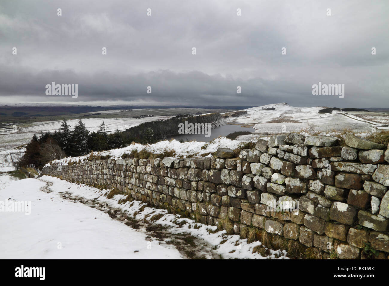 Ein Winter-Ansicht der Hadrianswall zwischen Crag Lough und Howsteads, in Northumberland, England Stockfoto