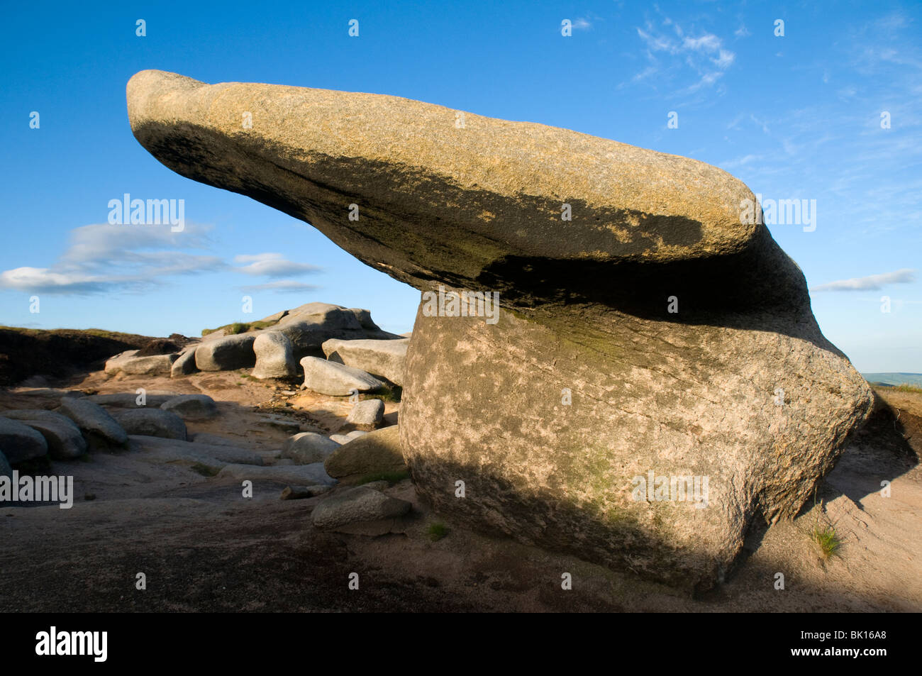 Wind geformten Felsen Mühlstein Korn auf Kinder Scout, oben Edale, Peak District, Derbyshire, England UK Stockfoto
