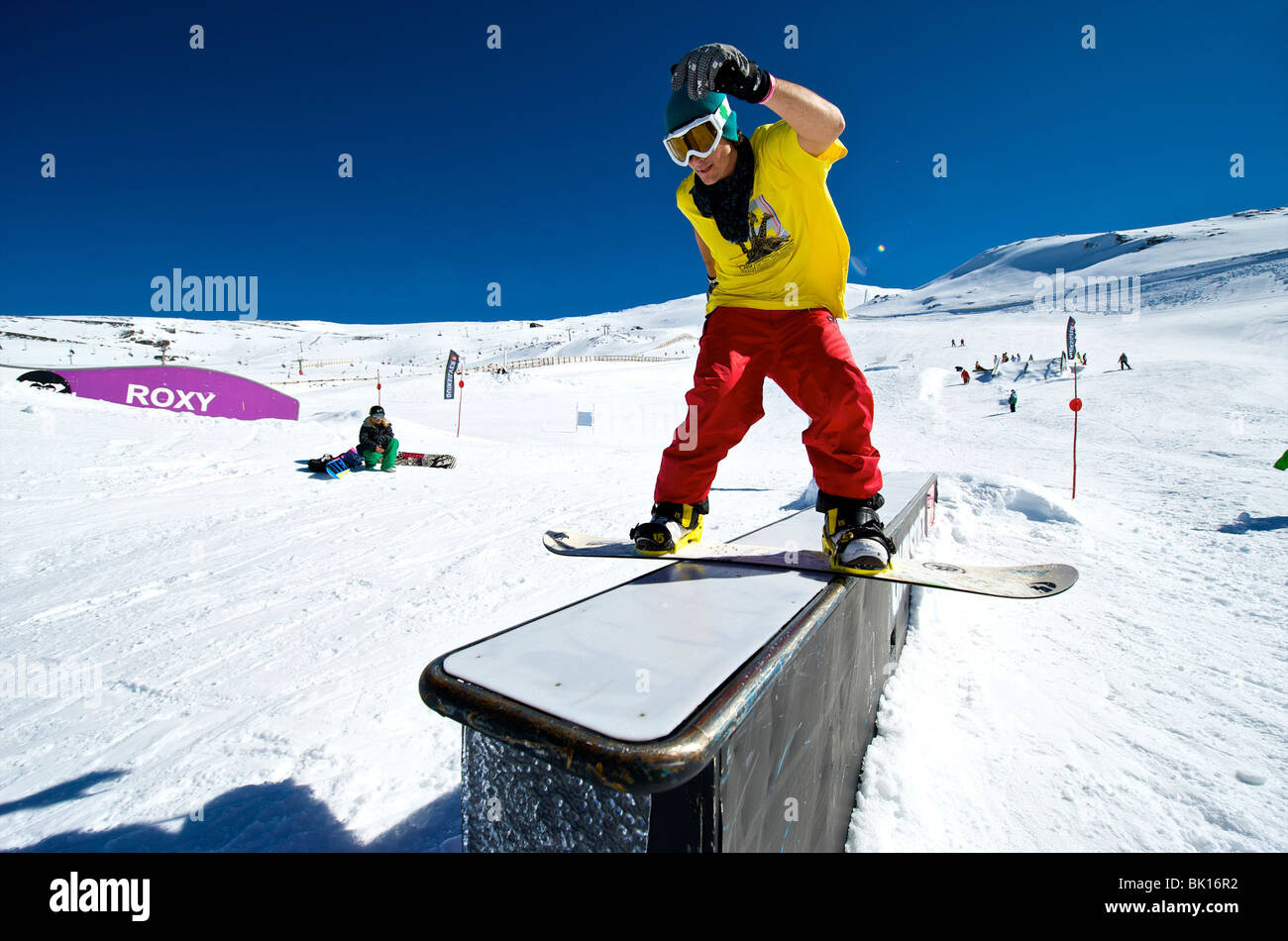 Snowboarder auf einer Folie Stockfoto