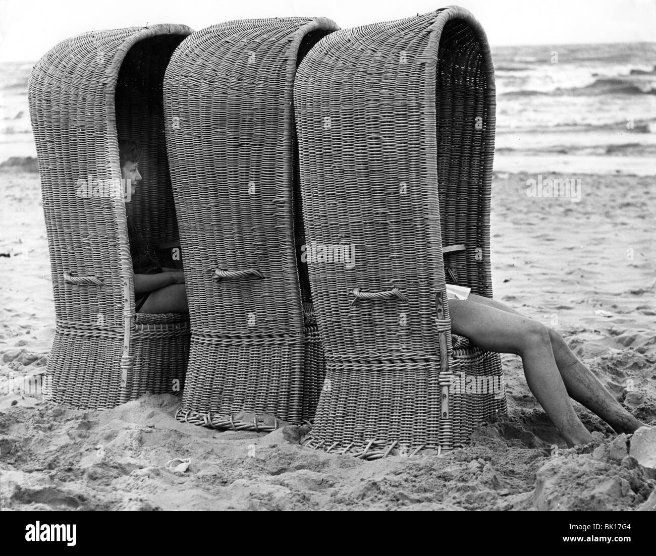 Korb-Unterstände an einem Strand in Belgien, 1966. Stockfoto