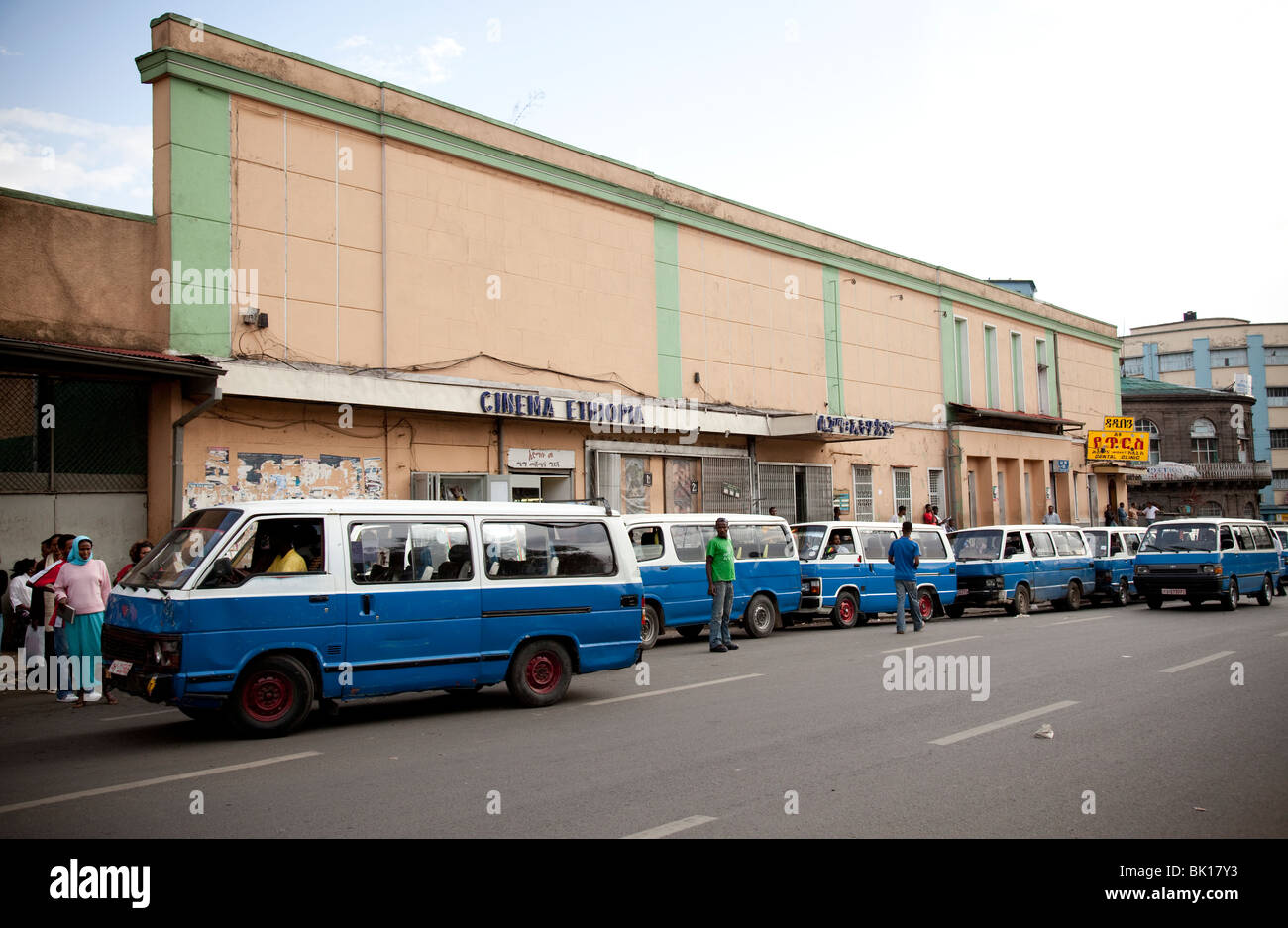 Piazza Bereich Kino mit dem Taxi Busse, Addis Ababa, Äthiopien Stockfoto