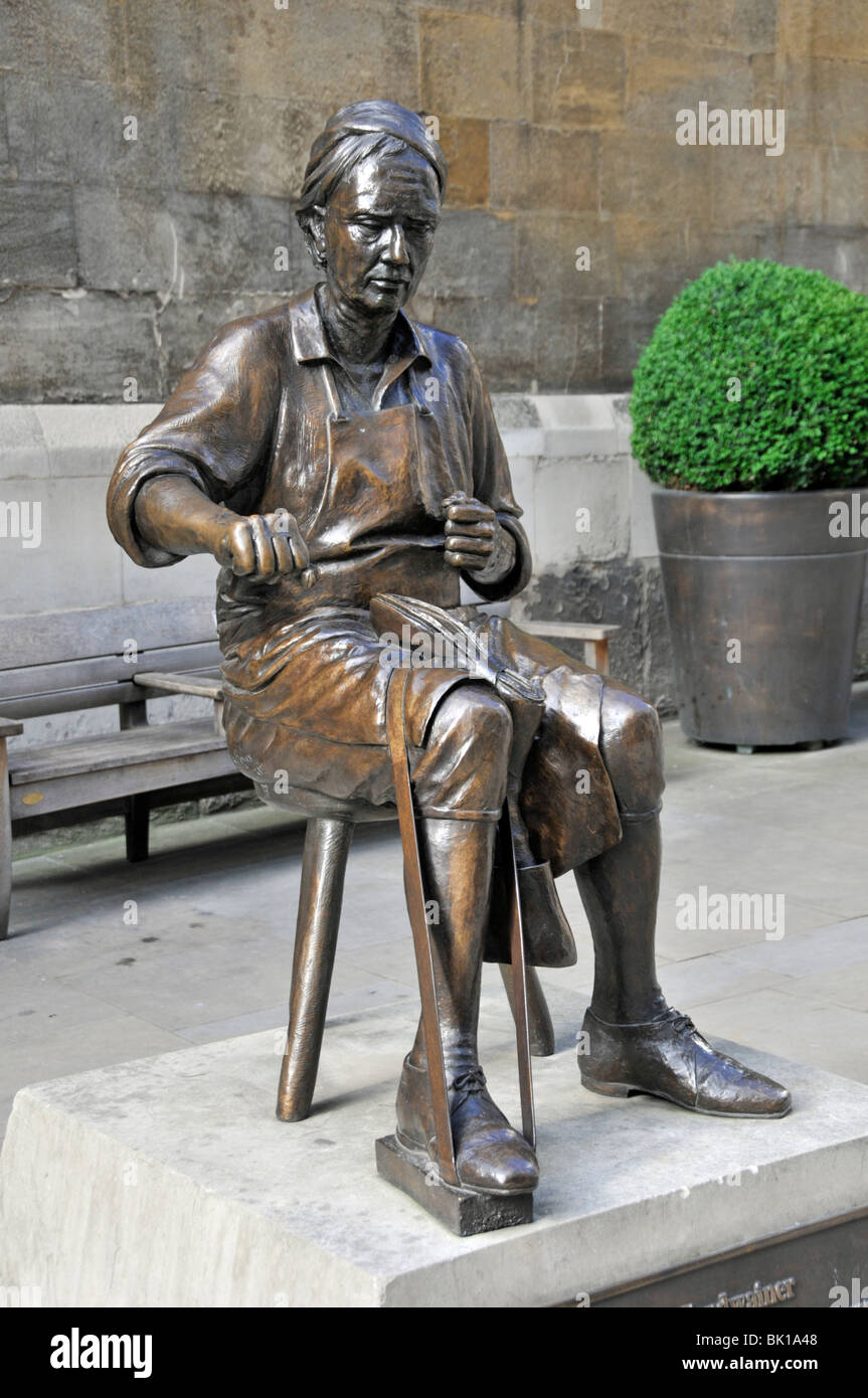 Skulptur "Cordwainer' von Alma Boyes in der City of London Stockfoto