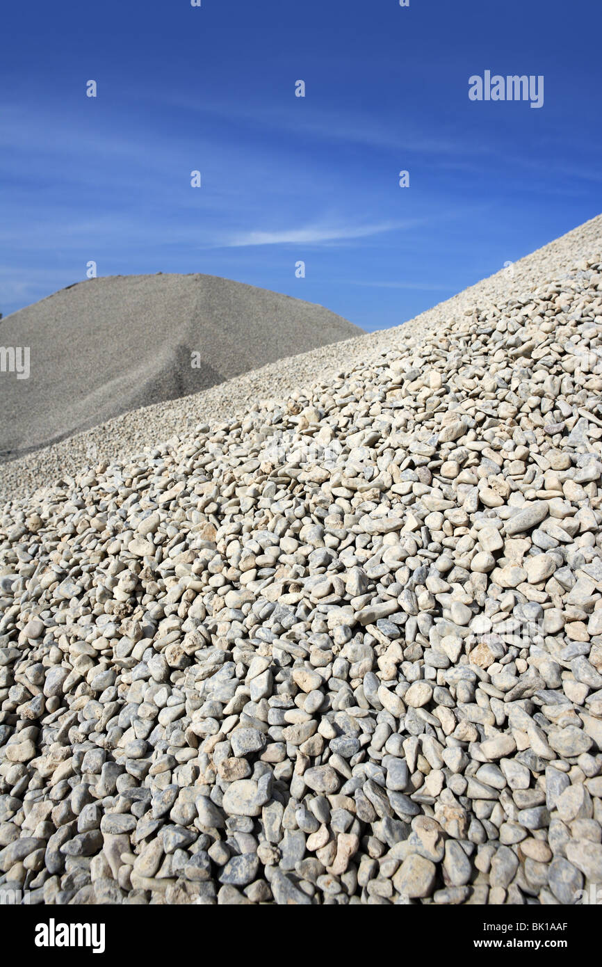 Schotter graue Hügel auf blauen Himmel Rolling Bruchstein Stockfoto