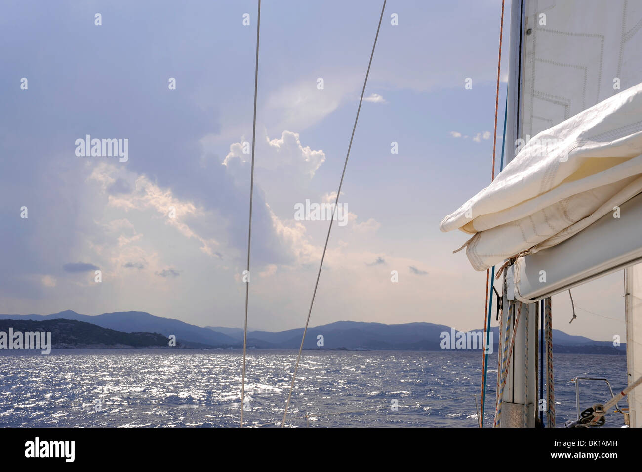 Segelboot in der Navigation in der Nähe von Tavolara Insel (Sardinien, Italien) Stockfoto