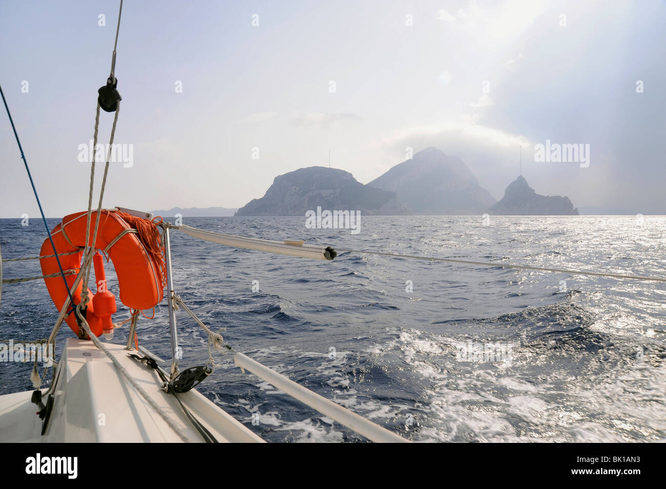 Segelboot in der Navigation in der Nähe von Tavolara Insel (Sardinien, Italien) Stockfoto