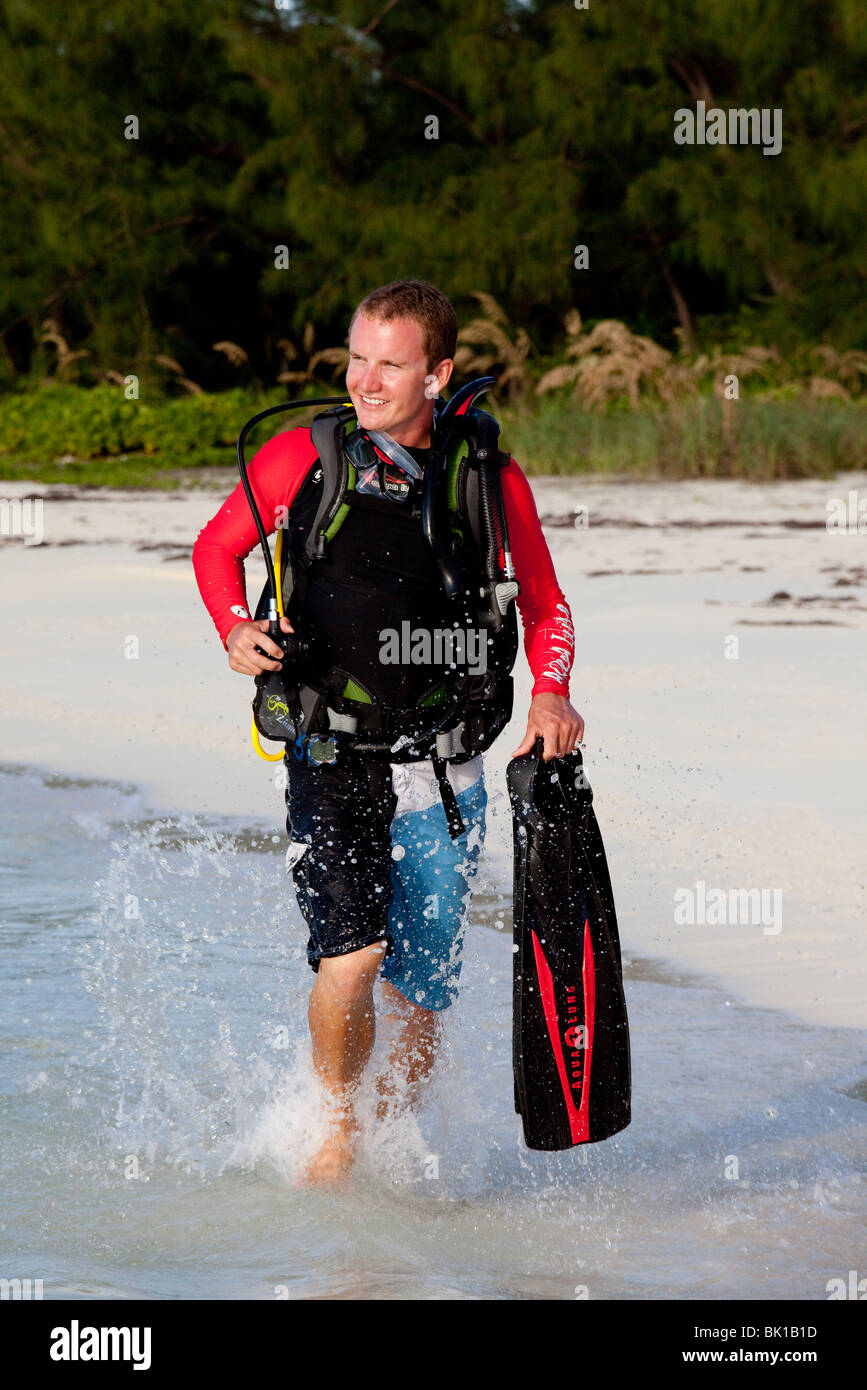 Scuba Diver ist ein Spaziergang am Strand in vollem Gang. Stockfoto