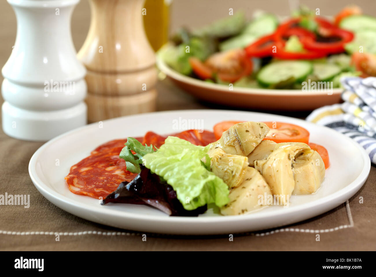 Frisch zubereitete italienische Mediterrane Salami Wurst mit Antipasto ...
