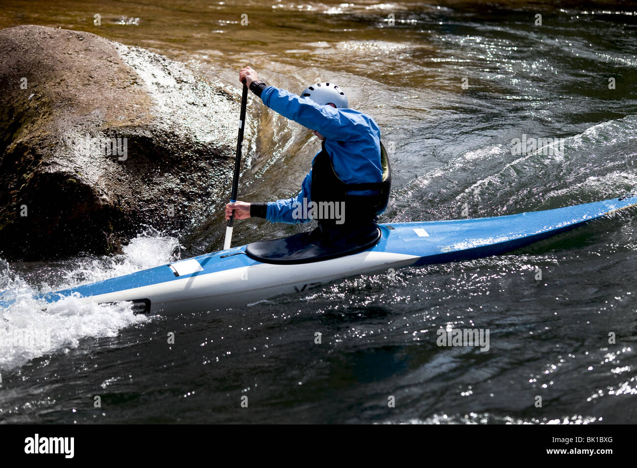 Kajakfahrer manövrieren am Fluss Treska in Canyon Matka Mazedonien Stockfoto