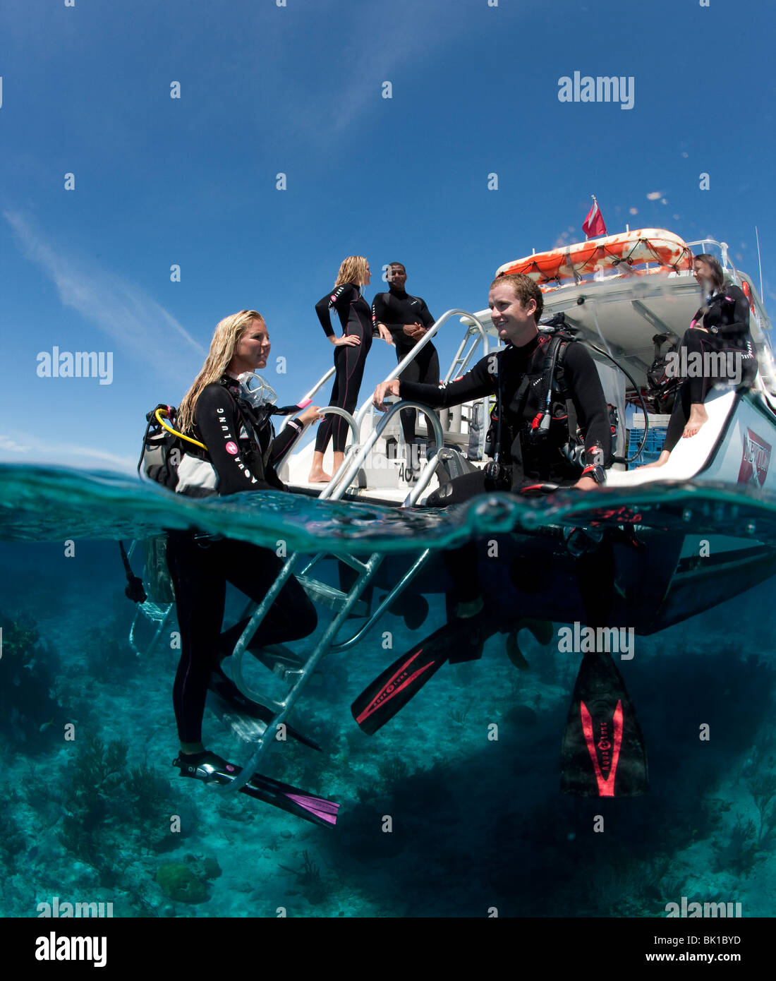 Taucher am Heck eines Bootes zu entspannen Stockfoto