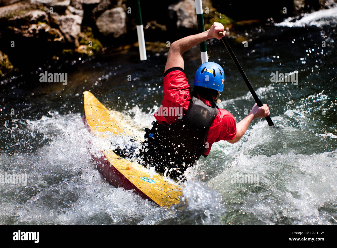 Kajakfahrer manövrieren am Fluss Treska in Canyon Matka Mazedonien Stockfoto