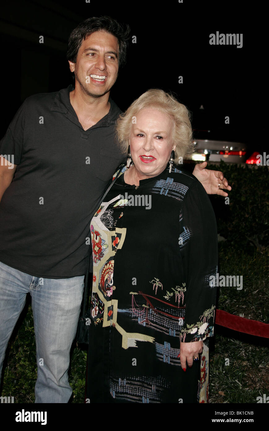 RAY ROMANO & DORIS ROBERTS FLAGS OF OUR FATHERS PREMIERE BEVERLY HILLS LOS ANGELES Kalifornien USA 9. Oktober 2006 Stockfoto