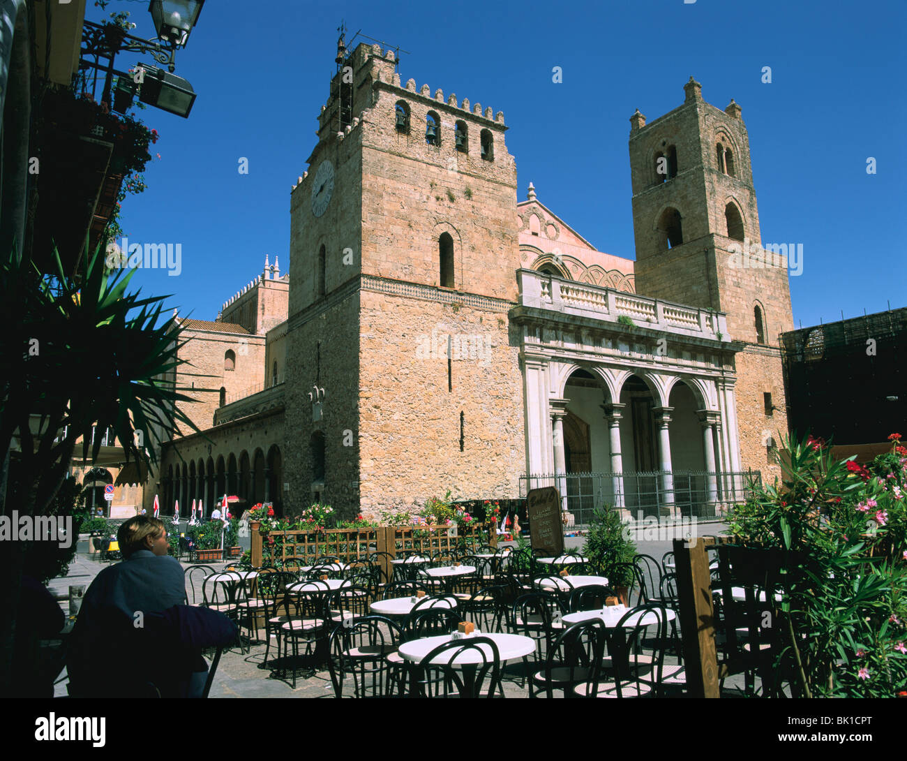 Dom und Café, Monreale, Sizilien, Italien Stockfoto