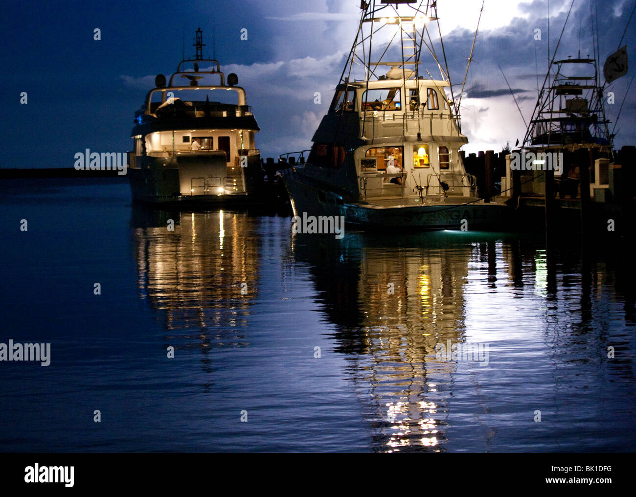 Yachten und Charter-Boote angedockt an der Marina im Old Bahama Bay Resort Stockfoto