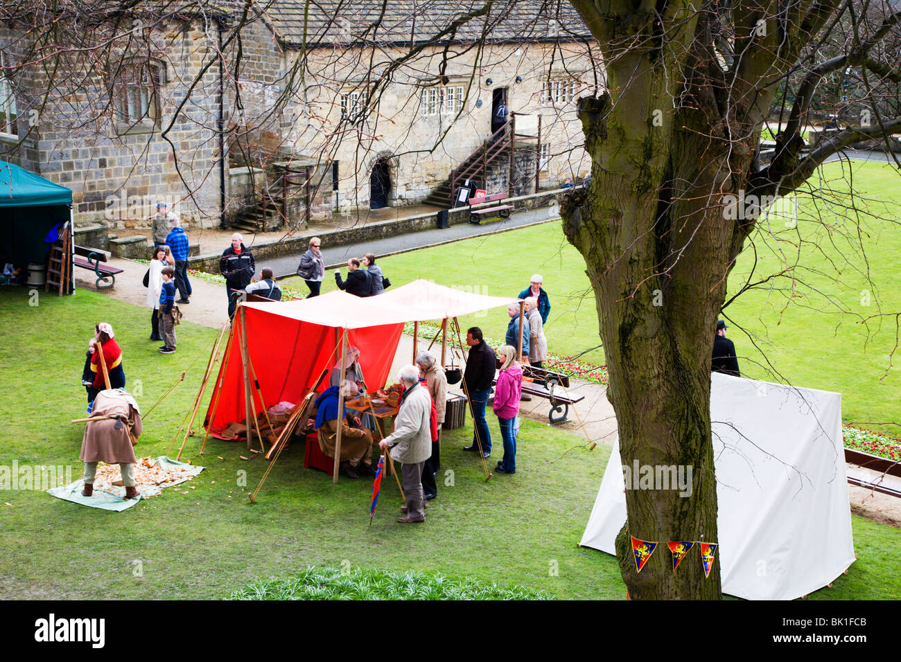 Black Knight historische Sammelanzeige im 800. Gründonnerstag feiern Knaresborough Schloß Stockfoto