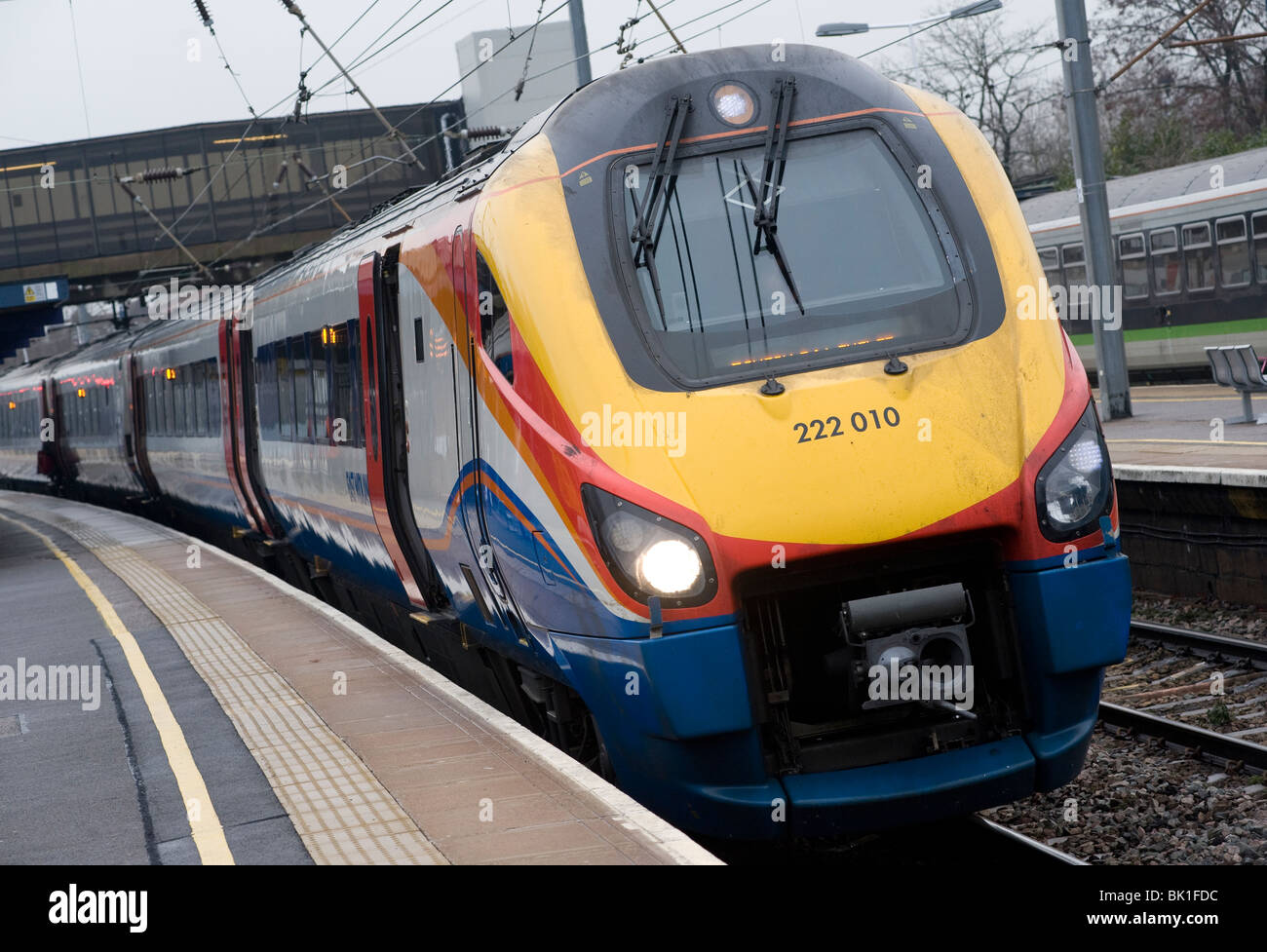Klasse 222 Meridian Zug in East Midlands Trains Lackierung an einem Bahnhof in England. Stockfoto