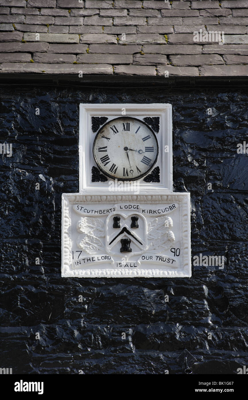 Freimaurer-Schild und -Uhr im Freimaurer Arms Pub, Kirkcudbright, Schottland Stockfoto