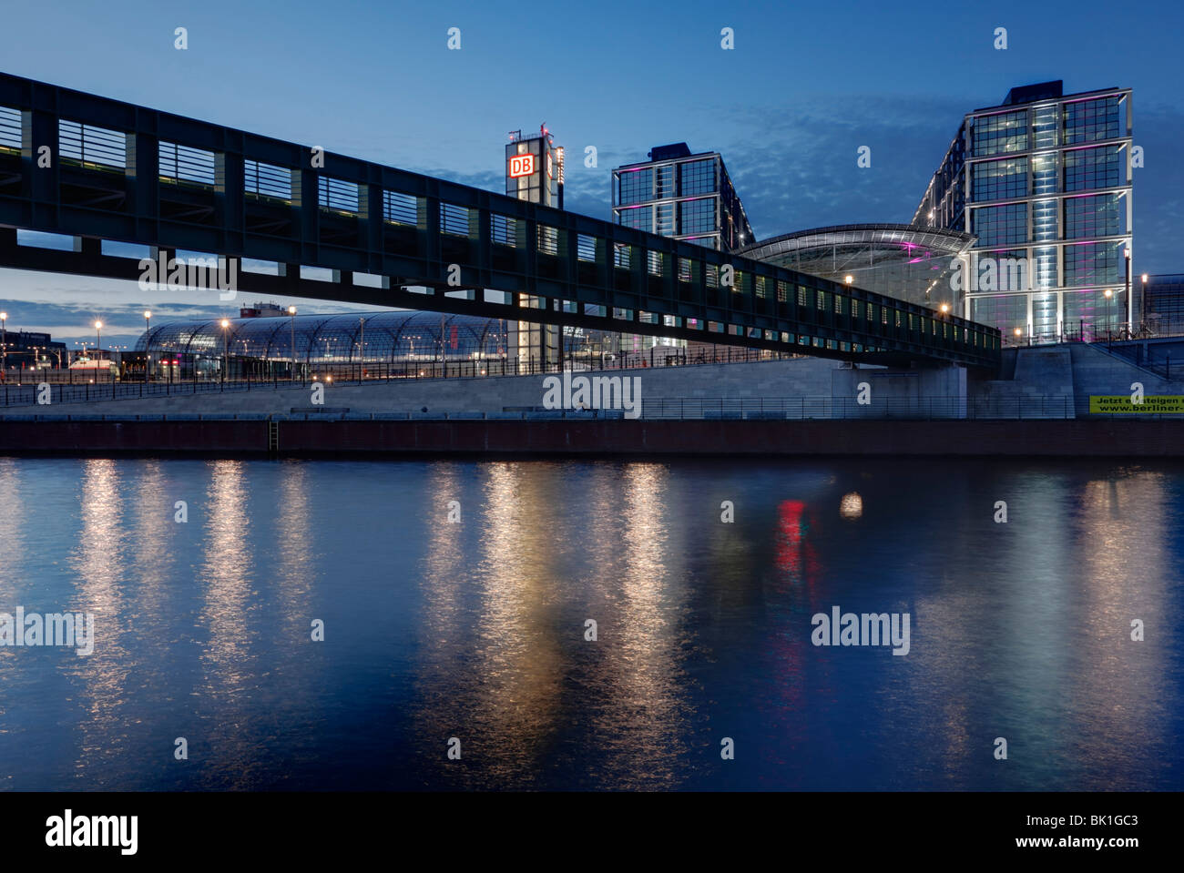 Gustav-Heinemann-Brücke am Hauptbahnhof Berlin, Deutschland Stockfoto