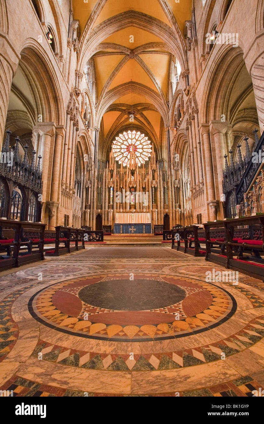 Das Innere der Kathedrale von Durham mit Blick auf The Sanctuary, Hochaltar und die Kapelle der neun ändert Stockfoto