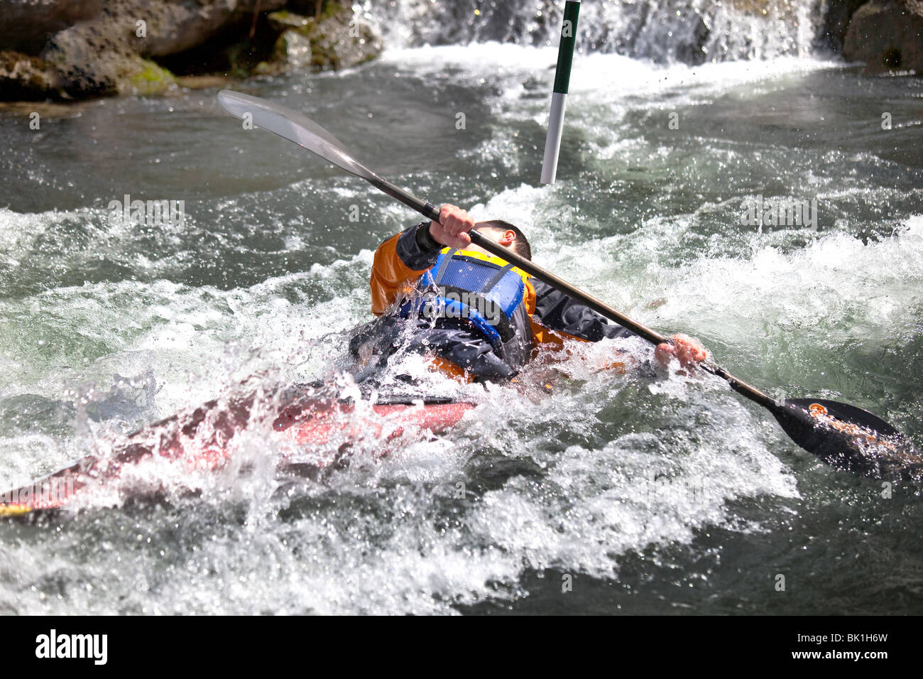 Kajakfahrer manövrieren am Fluss Treska in Canyon Matka Mazedonien Stockfoto