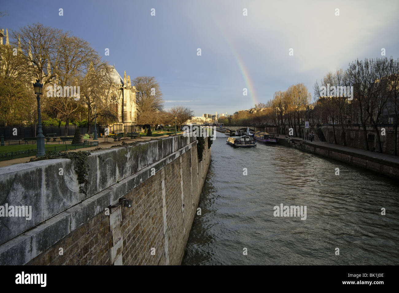 Regenbogen über Seine Stockfoto