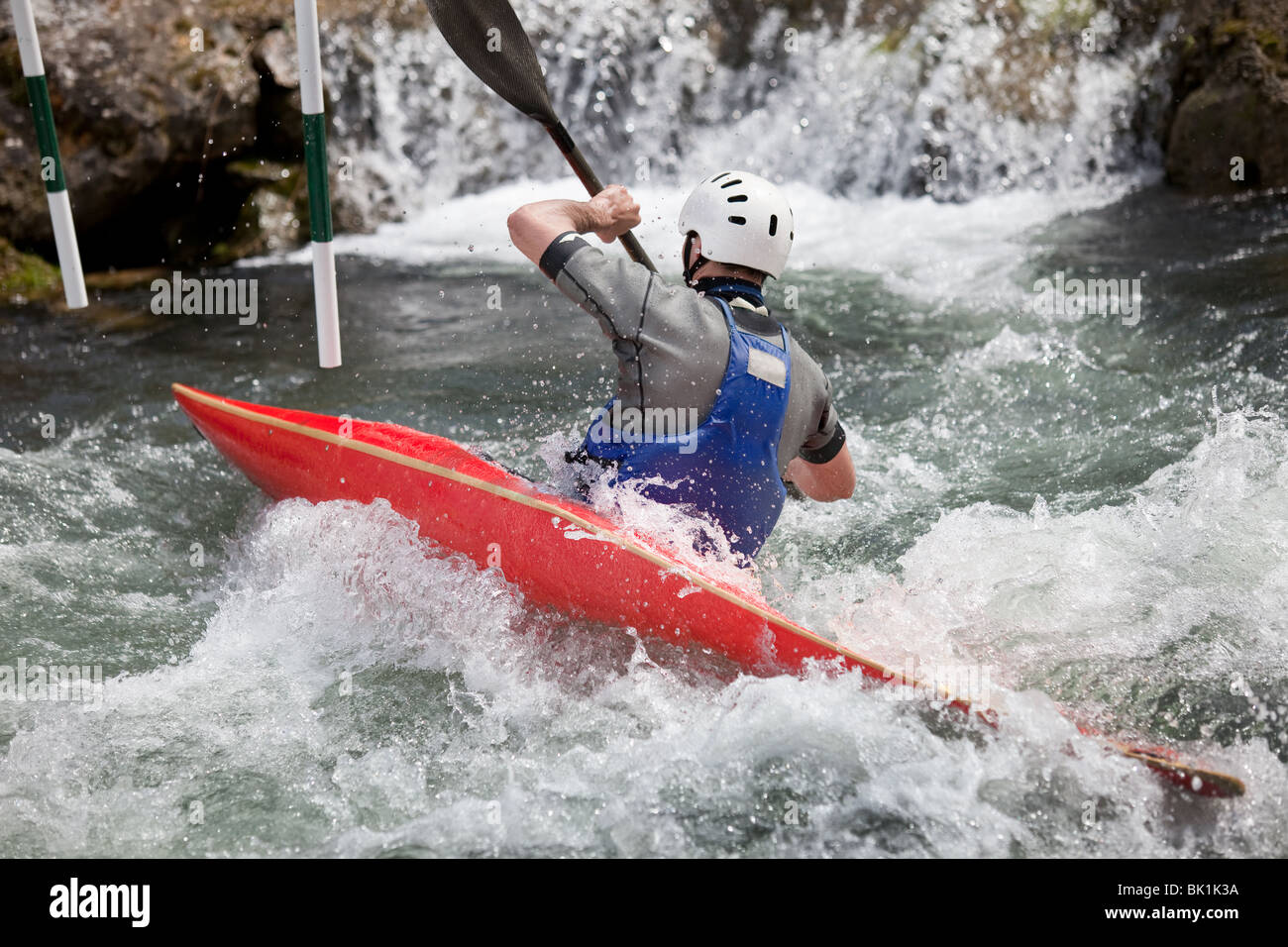 Kajakfahrer manövrieren am Fluss Treska in Canyon Matka Mazedonien Stockfoto