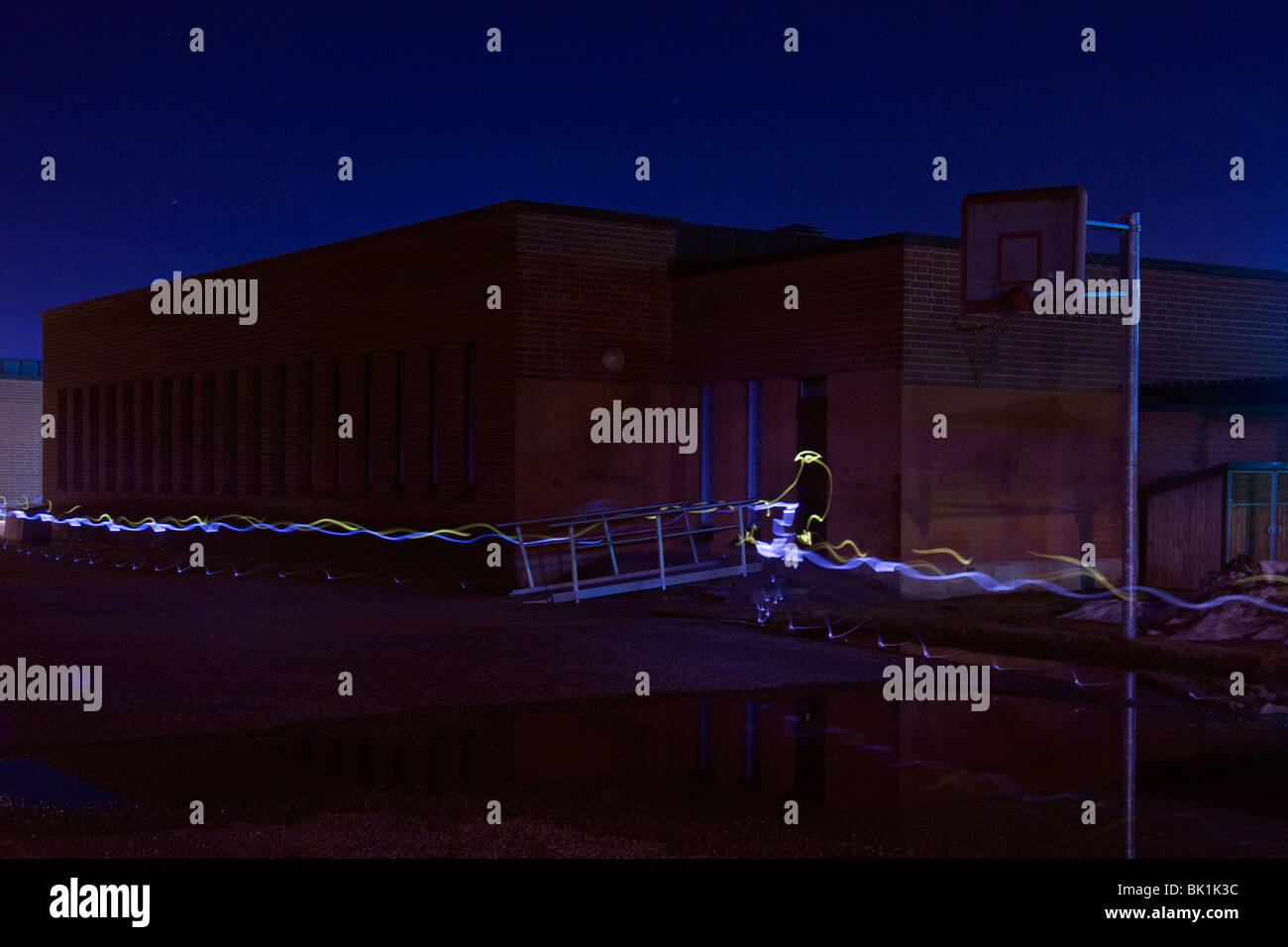Lichtspuren aus durch eine Person zu Fuß durch die Nacht, Langzeitbelichtung reflektierte Licht. Stockfoto