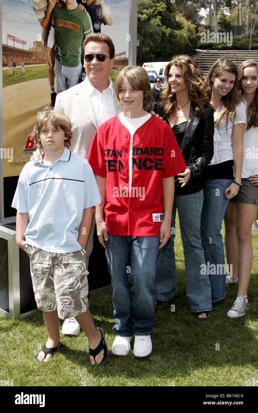 CHRIS PATRICK ARNOLD SCHWARZENEGGER MARIA SHRIVER KATHERINE & CHRISTINA BANKDRÜCKER SPIEL UCLA WESTWOOD LOS ANGELES USA Stockfoto